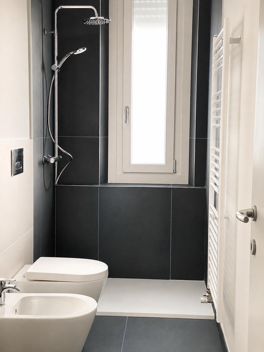 Monza Via Bergamo - bagno finestrato con doccia