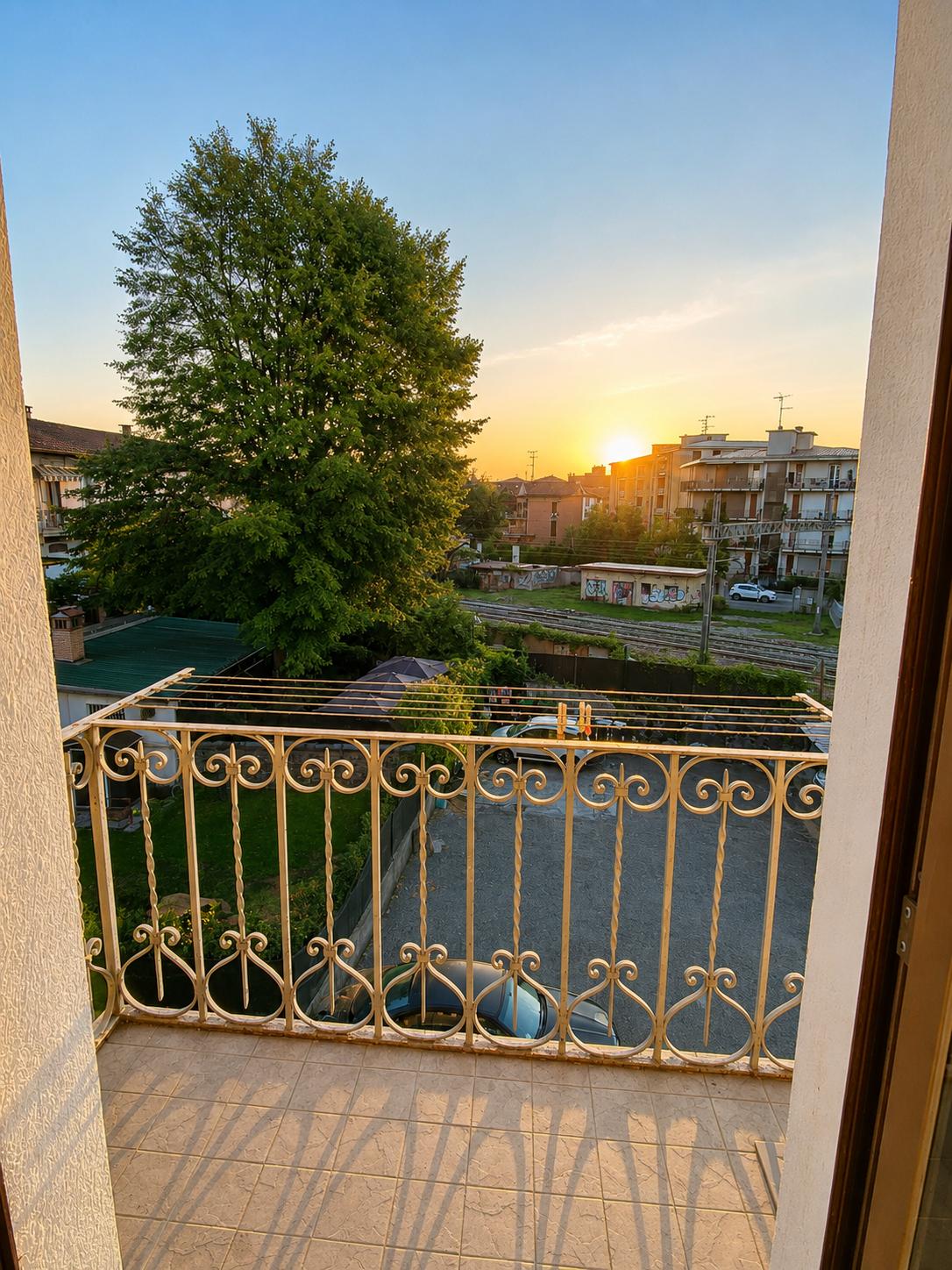 Monza Via Bergamo - balcone e vista esterna