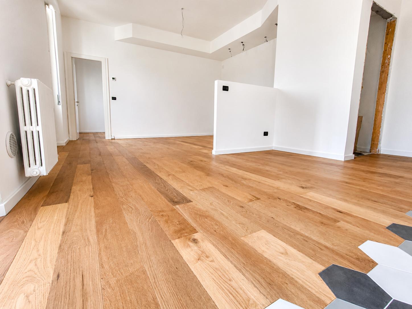 Monza Via Bergamo - soggiorno luminoso con parquet
